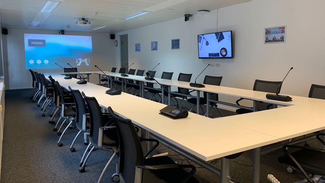 Universal hybrid meeting room 