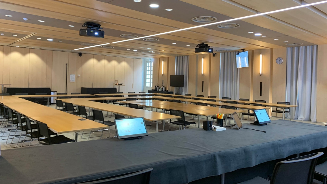 Auditorium – 80/100 People with 5-camera tracking and videoconference
