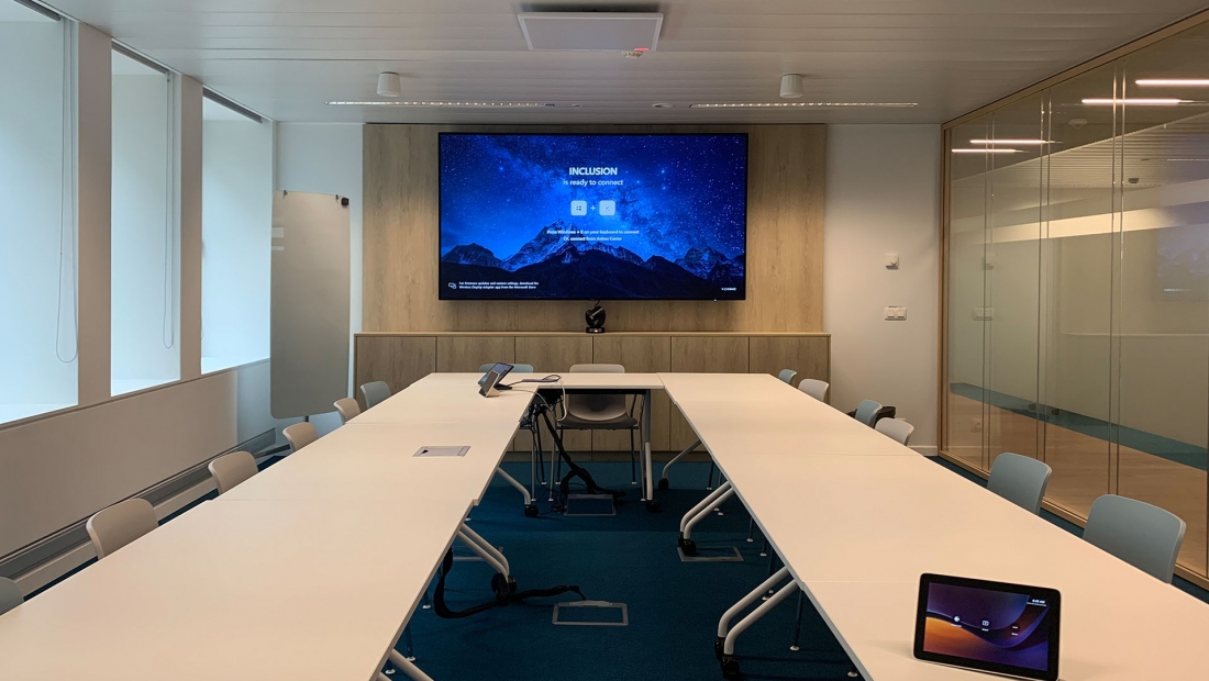 Large Universal hybrid meeting room 