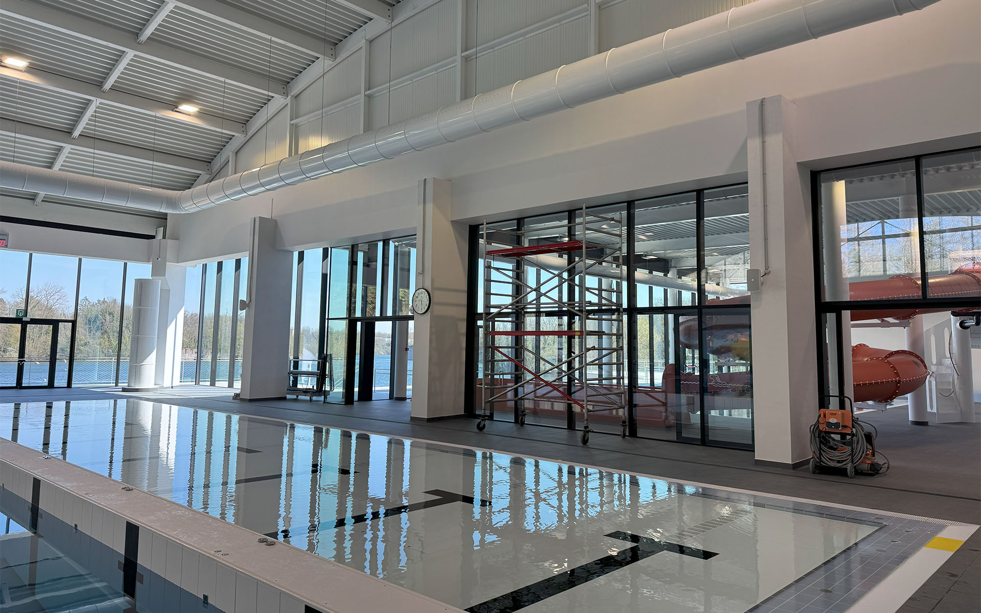 Salle polyvalente - Ledwall intérieur Haute Qualité 135 pouces ( Image = 301x179cm )