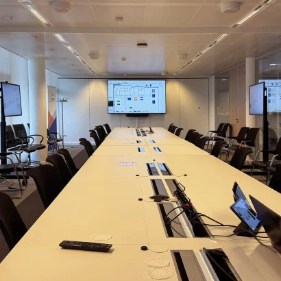 Intégration audiovisuelle professionnelle avec écran plat fixe mural et système de sonorisation d'intérieur encastré