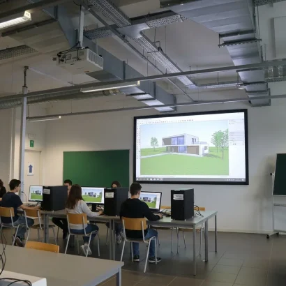 Écran de projection rétractable et vidéoprojecteur installés dans une salle de classe.